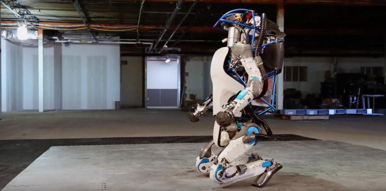 Робот atlas постиг искусство паркура