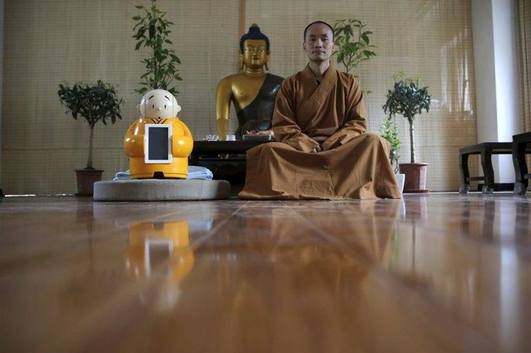 Распространение буддийской философии с помощью робота монаха