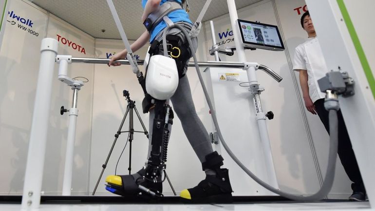 Роботизированная опора Welwalk, помогающая встать на ноги
