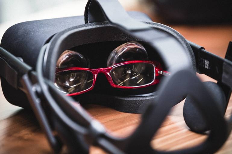 Очки смешанной реальности от Oculus Rift